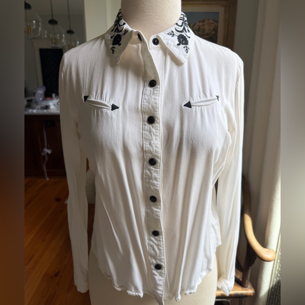 Forever 21 White w/ Black Embroidered Women's Top